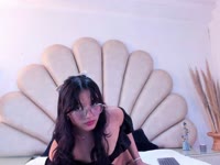 Hola, soy Mila, tengo 18 años y soy una chica latina con alma apasionada, sonrisa traviesa y una mirada que dice mucho más de lo que podría explicar con palabras. Si estás aquí, es porque algo en mí llamó tu atención… y déjame decirte que eso no fue casualidad. Me encanta conectar, disfrutar de los pequeños detalles y hacer que cada encuentro se sienta como un momento único, donde el tiempo se detiene y solo quedamos tú y yo.Soy una mezcla de dulzura y picardía. A veces tierna, a veces atrevida, pero siempre auténtica. Me gusta mantener esa energía que te hace sentir cómodo, querido y deseado al mismo tiempo. Tengo una personalidad alegre, cercana, y me encanta transmitir buena
vibra. Creo que la belleza no solo está en lo que se ve, sino en lo que se siente, y yo disfruto hacer que las personas a mi alrededor se sientan especiales.Disfruto la conexión sincera, los cumplidos honestos y las conversaciones que fluyen con naturalidad. Si te gusta una chica que no finge, que sabe lo que quiere y que disfruta ser ella misma, entonces seguro te vas a sentir a gusto conmigo.Creo que todos tenemos algo único, una esencia que nos hace diferentes, y la mía está en mi forma de conectar. Me encanta hacerte sentir que estás en el lugar correcto, en el momento perfecto, conmigo.Si vienes a verme, no solo vas a encontrar una chica linda con una sonrisa encantadora. Vas a encontrar a una persona que sabe escuchar, que sabe disfrutar de una buena conversación y que tiene ese toque de misterio que te deja queriendo saber más.
