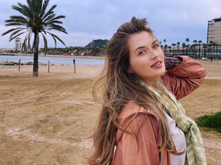 girl shaving pussy QuinnTakara