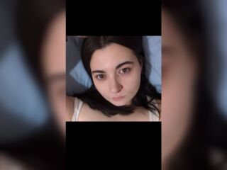 camgirl masturbating with dildo SashaMaroon