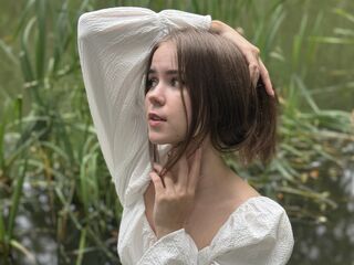 camgirl shaving pussy BellaAmorina