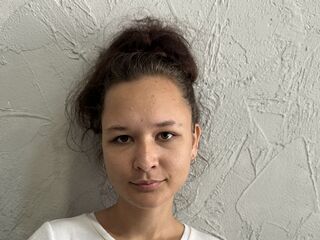 cam girl masturbating with vibrator BruniChio