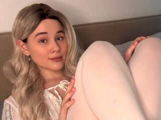 camslut fingering shaved pussy DeluaMoon