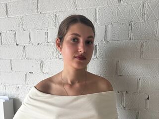 topless webcamgirl GeralynMcgloster