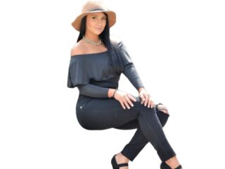 cam girl playing with vibrator GinaMaritza