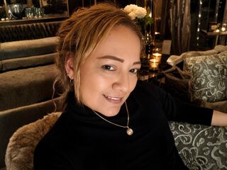 masturbating webcamgirl IrishFaster