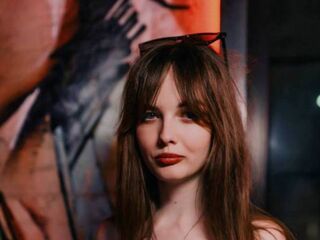 camgirl fingering shaved pussy LisaDrake