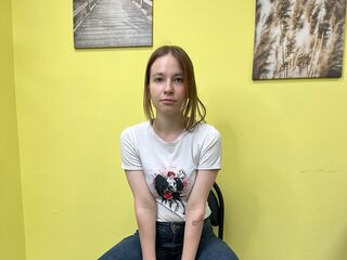 camgirl masturbating with vibrator LynetteHeart