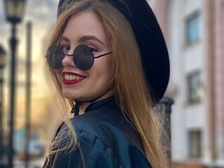 camwhore fingering shaved pussy MaiaOshman