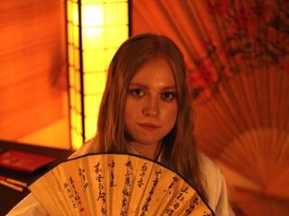 camgirl masturbating with sex toy MandiKressierer