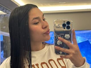 camslut showing tits MiaThomp