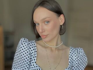 camgirl playing with vibrator RozeEyez